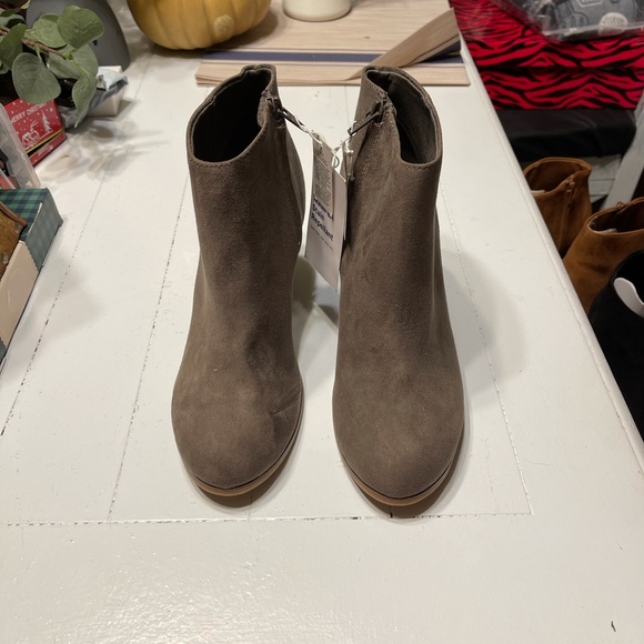 Women Ankle Boots - Picture 1 of 2